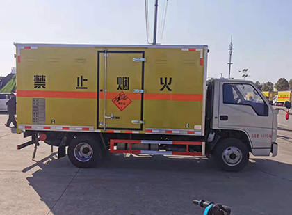 海南藏族爆破器材运输车技术升级与安全合规新趋势